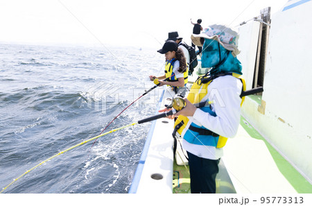 釣りを楽しむ男の子 95773313