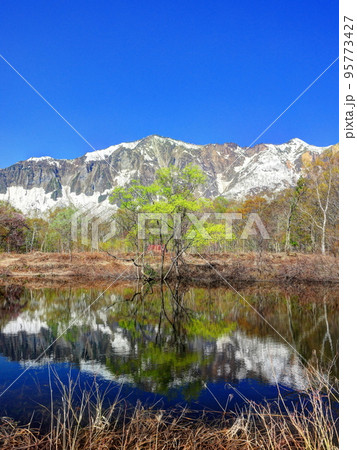 早春の秋山郷天池 95773427