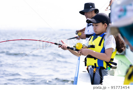 釣りを楽しむ女の子 95773454
