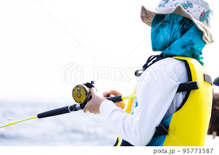 釣りを楽しむ男の子 95773587