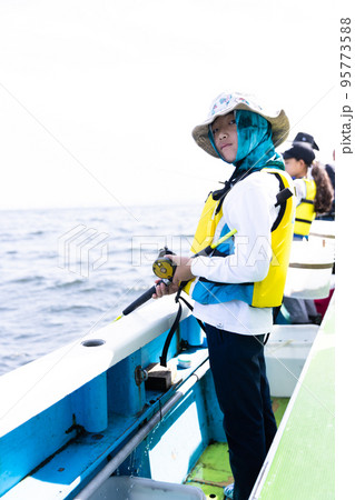釣りを楽しむ男の子 釣りを楽しむ男の子 95773588