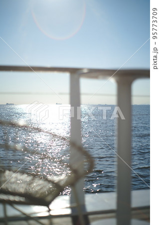 椅子越しの海岸、海水面 95773709