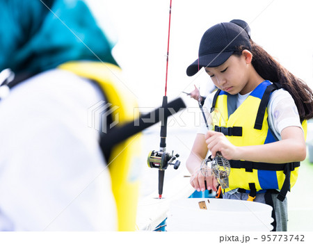 釣りを楽しむ女の子 95773742