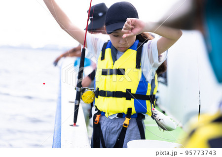 釣りを楽しむ親子 95773743