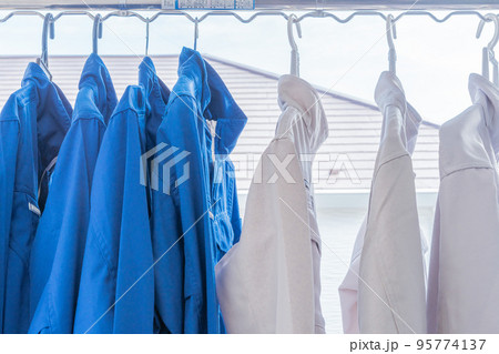 綺麗に洗濯し、干された業務用衣類 95774137