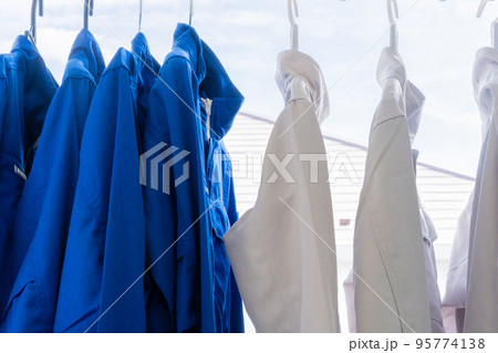 綺麗に洗濯し、干された業務用衣類 95774138