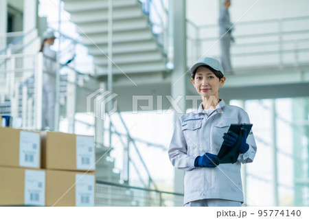 生産管理を担当する若い女性 生産管理を担当する若い女性 95774140