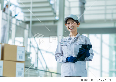 出荷管理を担当する若い女性 出荷管理を担当する若い女性 95774141