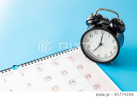 週休3日のカレンダー 95774206