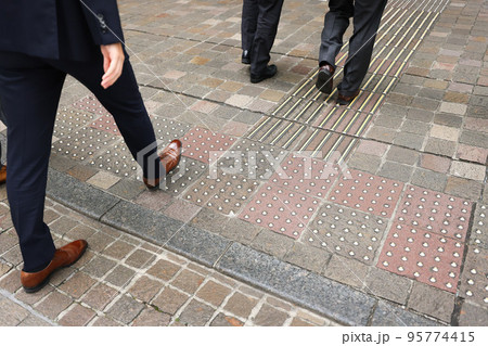 都心の街と点字ブロックと歩道 都心の街と点字ブロックと歩道 95774415