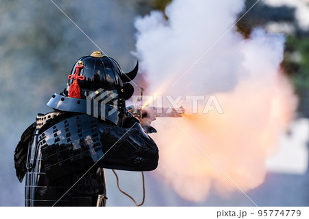 火縄銃を射撃する鎧武者 95774779