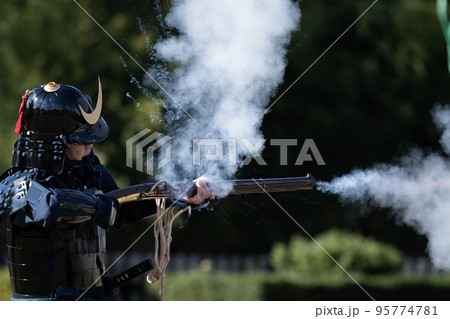 火縄銃を射撃する鎧武者 95774781