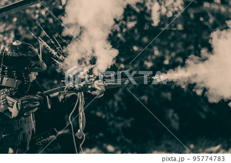 火縄銃を射撃する鎧武者 95774783