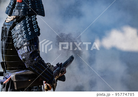 火縄銃を射撃する鎧武者 95774785