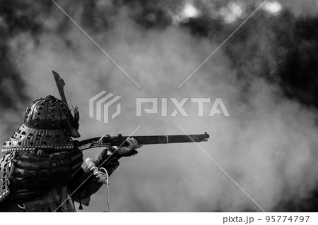 火縄銃を射撃する鎧武者 95774797