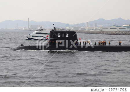 遊覧船と並走する海上自衛隊の潜水艦たいげいの写真素材 [95774798] - PIXTA