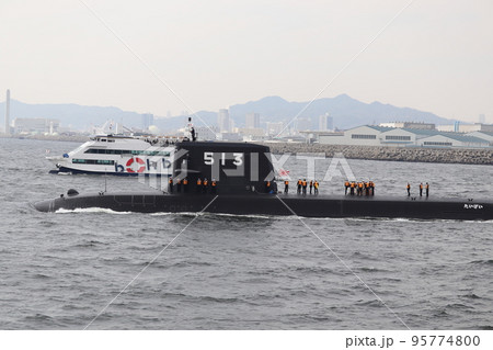 神戸港沖で遊覧船と並走する海上自衛隊の潜水艦たいげい 95774800