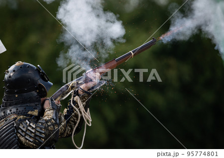 火縄銃を射撃する鎧武者 95774801