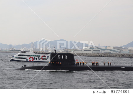 遊覧船の見送りを受ける海上自衛隊の潜水艦たいげい 95774802