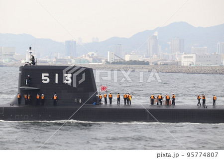 海上自衛隊の潜水艦「たいげい」の上に並ぶ乗組員 海上自衛隊の潜水艦「たいげい」の上に並ぶ乗組員 95774807