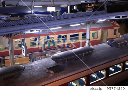 昭和40年代の夜のターミナル駅の風景(大宮鉄道博物館) 95774840