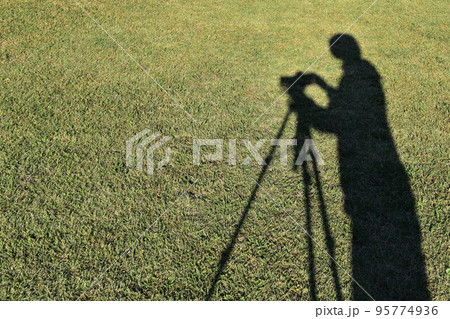 写真を撮る時の影 95774936