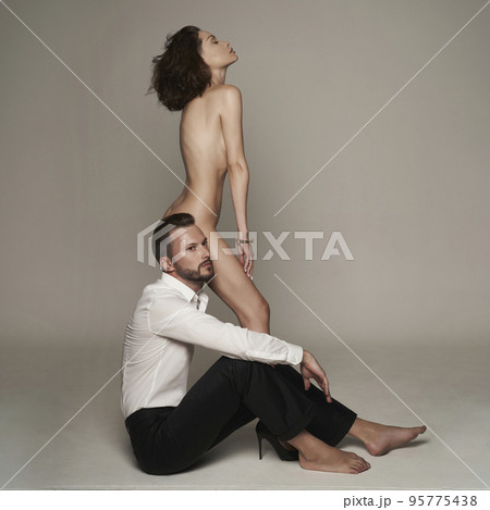 Sexy beautiful couple posing in a photo studio 95775438