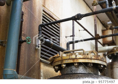 工場の屋外配管 95775497
