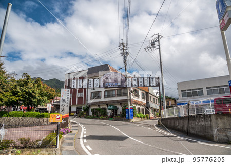 《長野県》湯田中温泉の町並み 《長野県》湯田中温泉の町並み 95776205