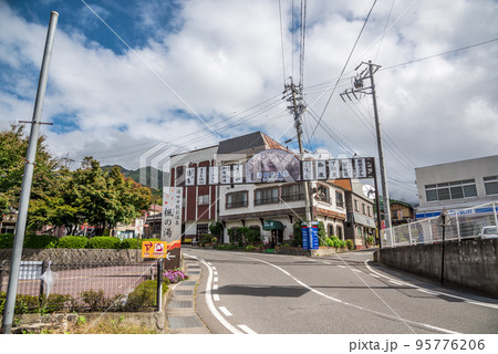 《長野県》湯田中温泉の町並み 95776206