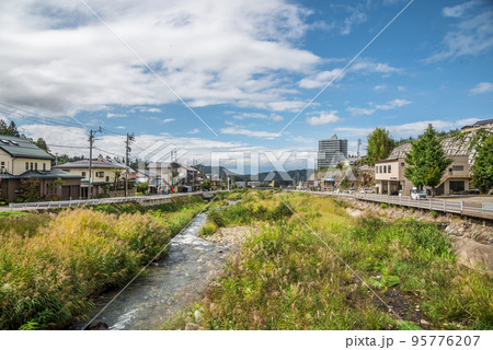 《長野県》湯田中渋温泉の町並み 夜間瀬川 《長野県》湯田中渋温泉の町並み 夜間瀬川 95776207