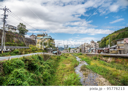《長野県》湯田中渋温泉の町並み 夜間瀬川 《長野県》湯田中渋温泉の町並み 夜間瀬川 95776213