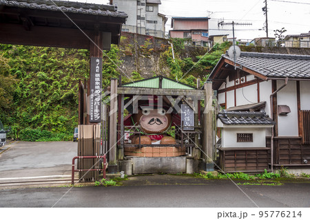 《長野県》湯田中渋温泉の町並み 95776214
