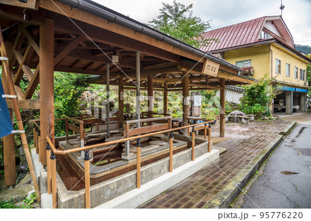 《長野県》渋温泉の町並み　路地裏から見える風景 95776220