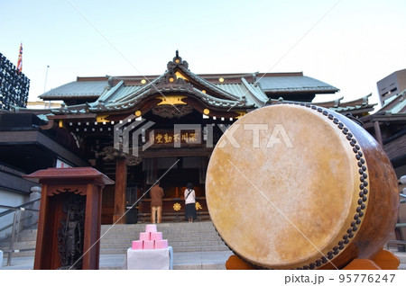 快晴の深川不動堂　東京 95776247