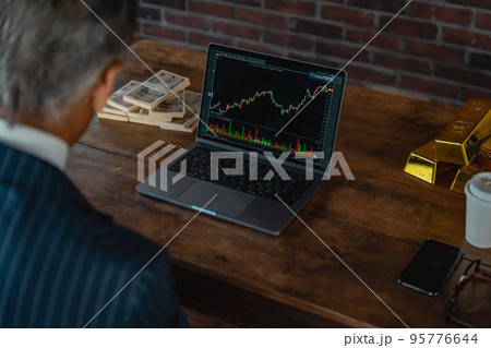 上昇相場に喜ぶ男性 上昇相場に喜ぶ男性 95776644