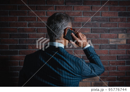 携帯電話と男性 携帯電話と男性 95776744
