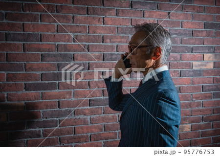携帯電話と男性 携帯電話と男性 95776753