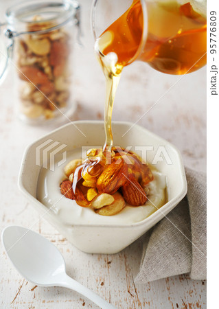ミックスナッツとヨーグルト　蜂蜜をかけて 95776809