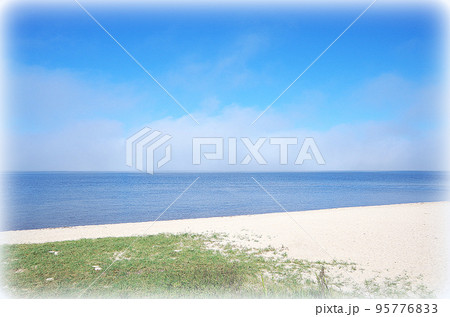 濃い霧が出ている中海の朝の風景（イラスト風） 95776833