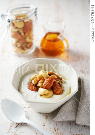 ミックスナッツとヨーグルト 蜂蜜をかけて ミックスナッツとヨーグルト 蜂蜜をかけて 95776841