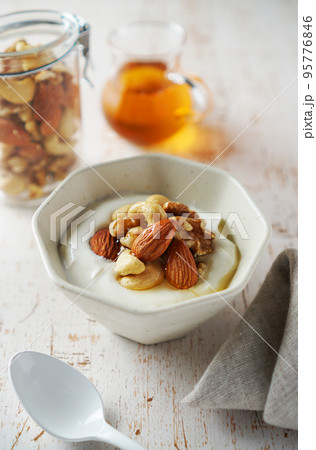 ミックスナッツとヨーグルト 蜂蜜をかけて ミックスナッツとヨーグルト 蜂蜜をかけて 95776846
