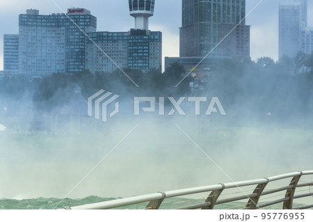 水煙上がるナイアガラフォールズとカナダ側のビル群 / Niagara Falls 水煙上がるナイアガラフォールズとカナダ側のビル群 / Niagara Falls 95776955
