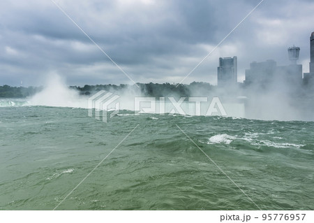 ナイアガラの滝・上流側 / Niagara Falls, USA and Canada 95776957