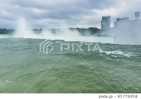 ナイアガラの滝・上流側 / Niagara Falls, USA and Canada 95776958