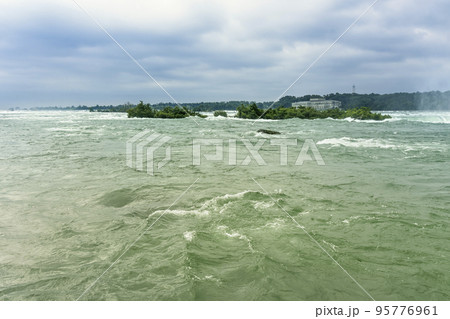 ナイアガラの滝・上流側 / Niagara Falls, USA and Canada 95776961