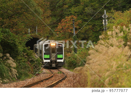 紅葉の只見線 95777077