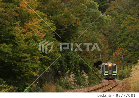 紅葉の只見線 95777081