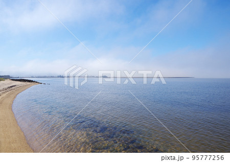 濃い霧が出ている中海の朝の風景 95777256