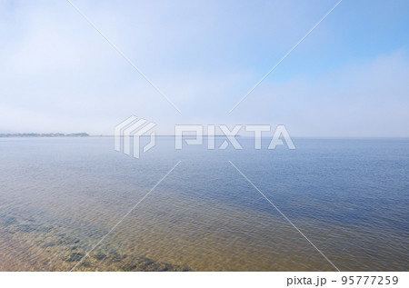 濃い霧が出ている中海の朝の風景 95777259